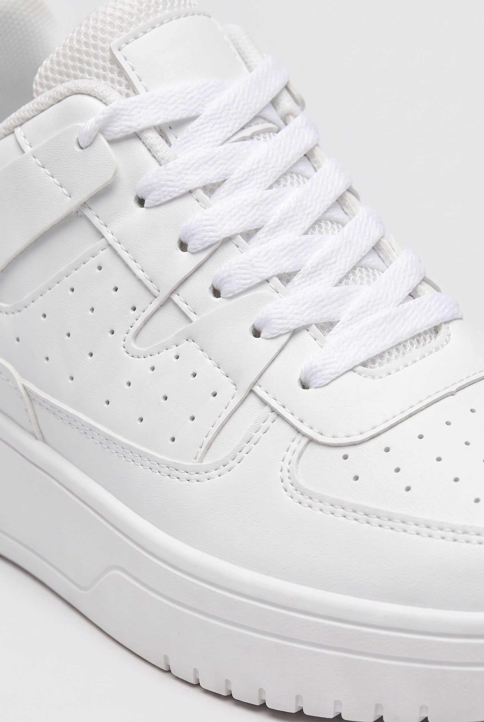 Women's Trainers | Lace-Up Low Top - White detail